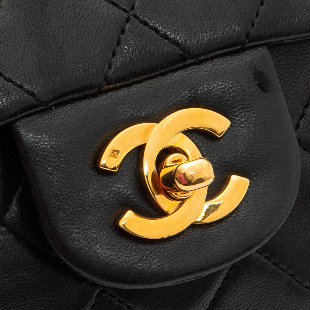 Chanel Timeless / Classic Small Vintage bag in black leather - Second Hand  / Used – Vintega