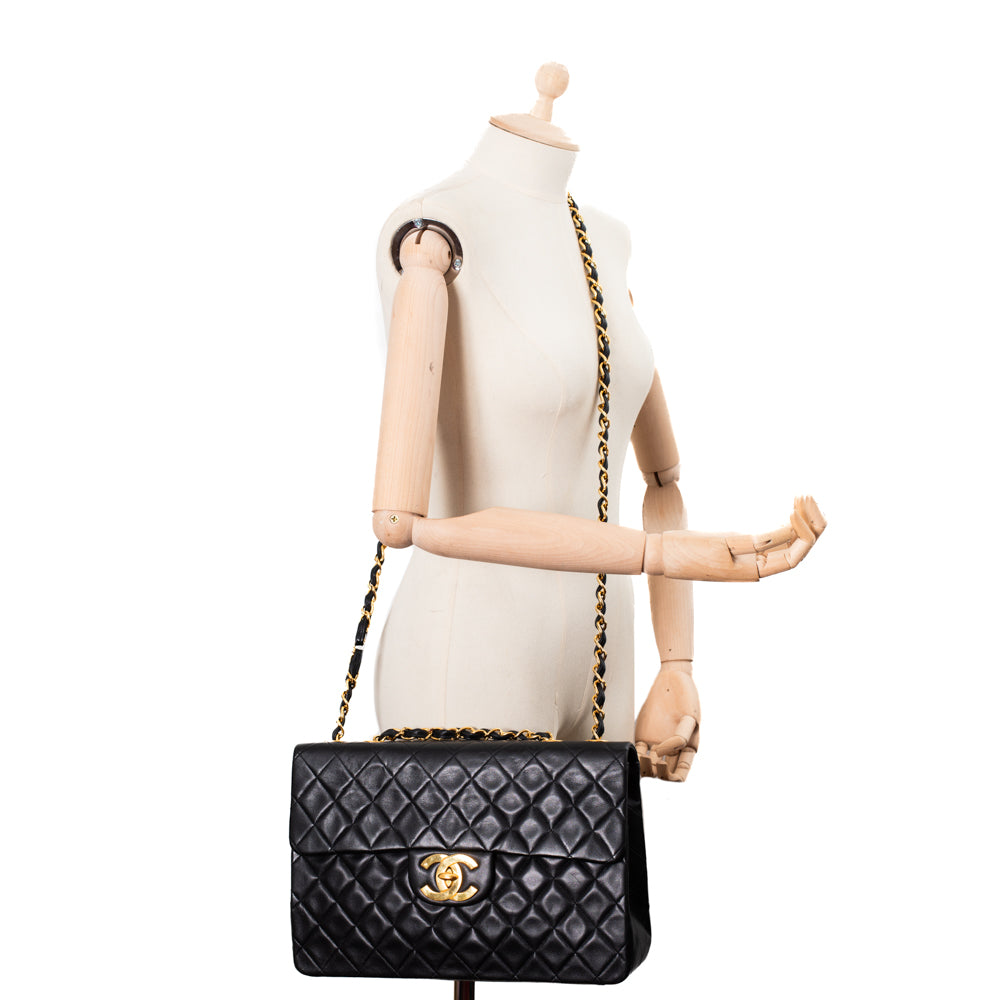 Timeless Maxi Jumbo bag in black leather Chanel - Second Hand / Used –  Vintega