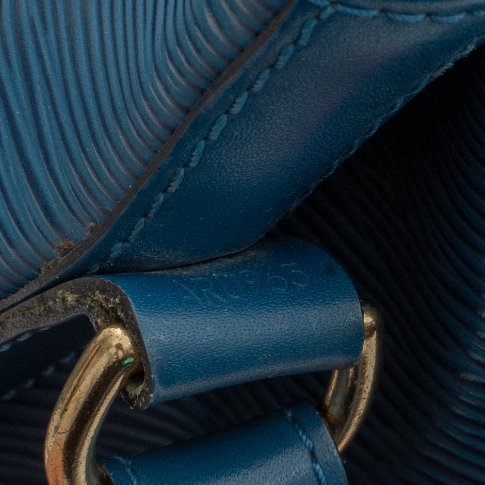 Sac bandoulière Louis Vuitton NéoNoé en cuir épi bleu indigo et cuir rouge